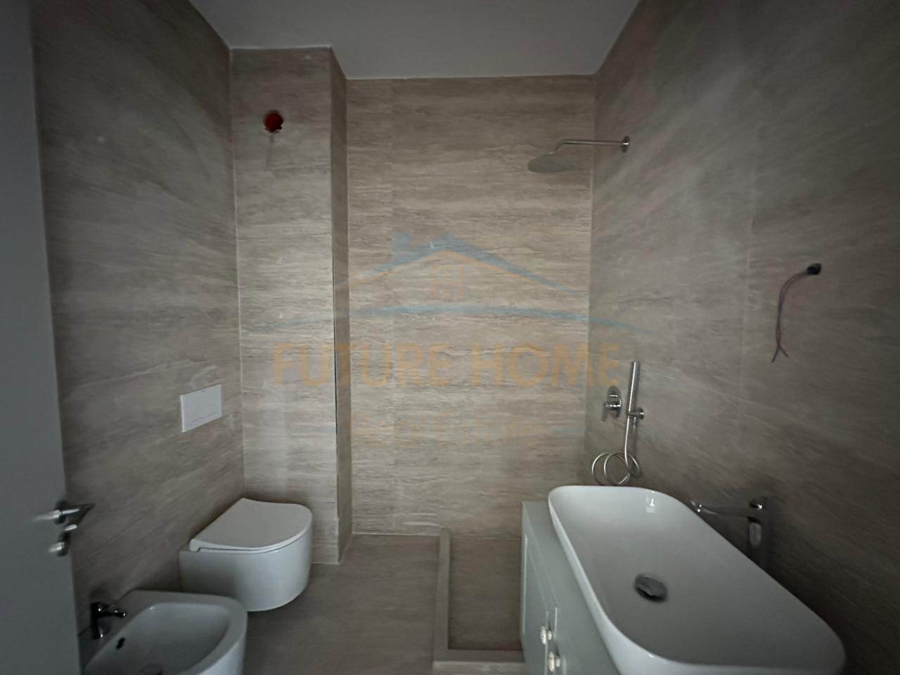 Shitet, Apartament 2+1+2, Rruga 5 Maji, Tirane.