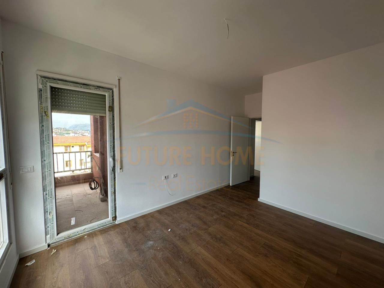 Shitet, Apartament 2+1+2, Rruga 5 Maji, Tirane.