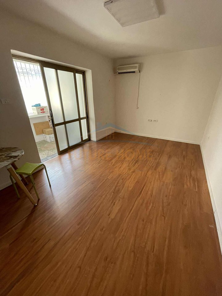 Qera , Ambient Biznesi , Myslym Shyri, Tiranë
