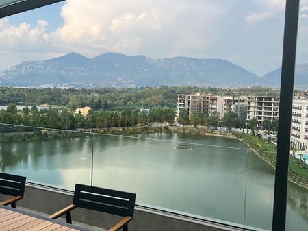 In vendita, attico 3+1+3+2 posti auto, Lago Secco, Tirana.