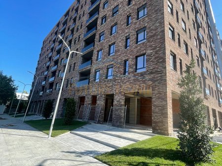 Shitet, Apartament 2+1+2, Rruga 5 Maj, Tirane.