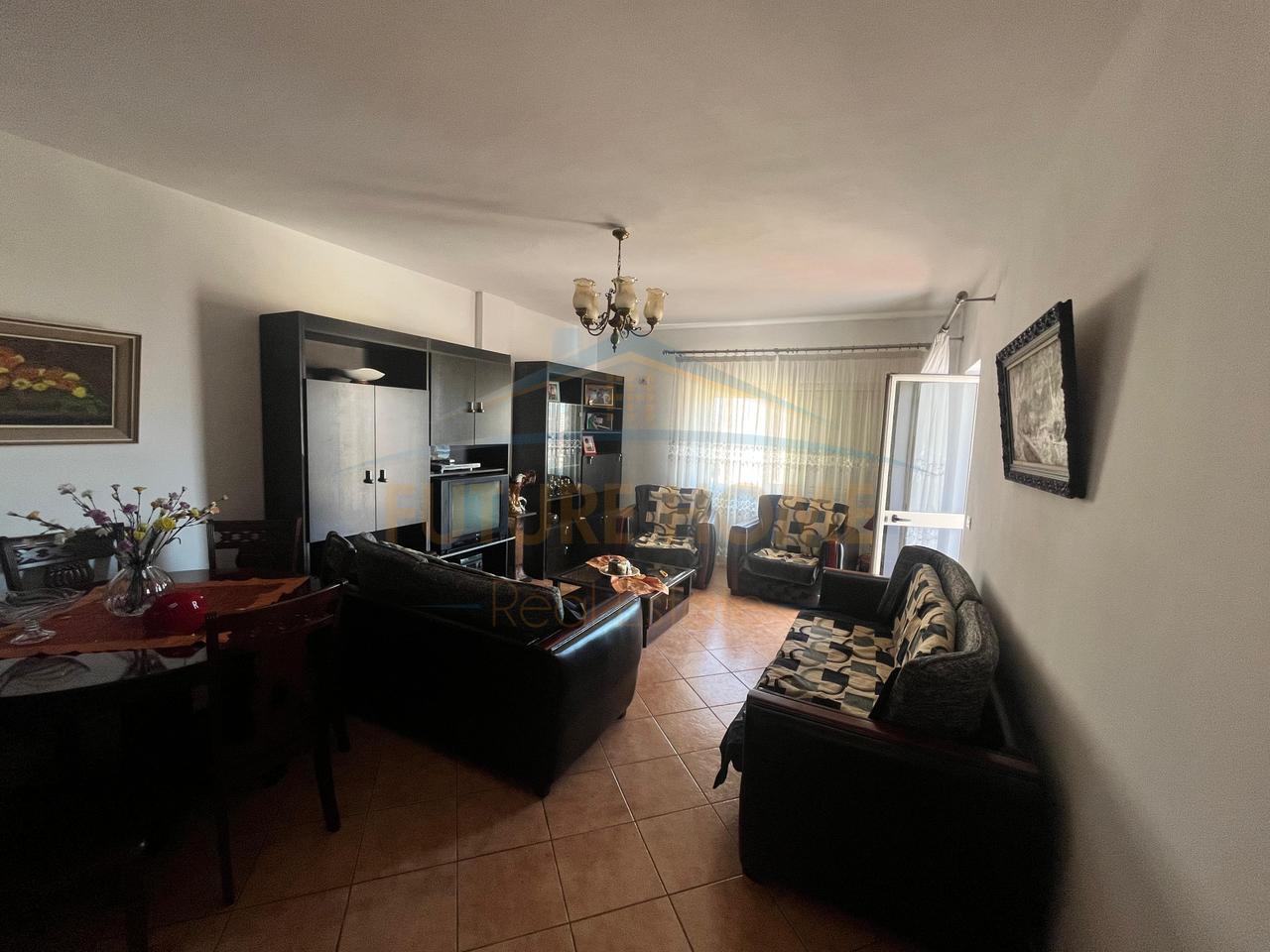 Shitet, Apartament 2+1+2, prane Ish Rajonit, Durres