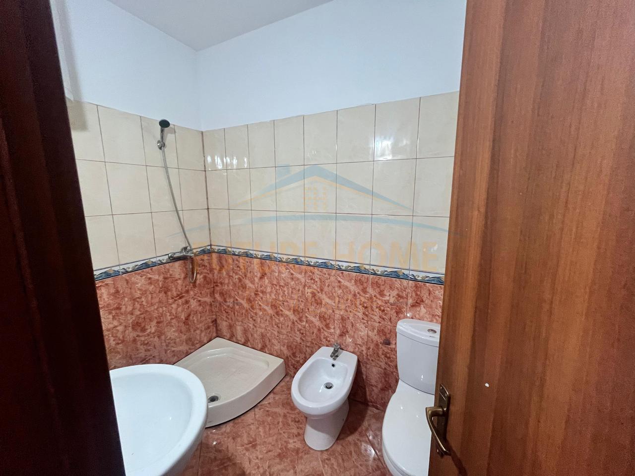 Shitet, Apartament 2+1+2, prane Ish Rajonit, Durres