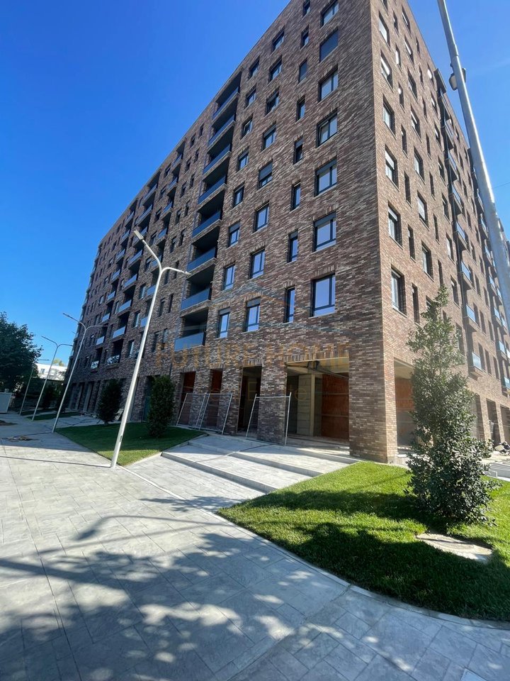 Shitet, Apartament 2+1+2, Rruga 5 Maj, Tirane.