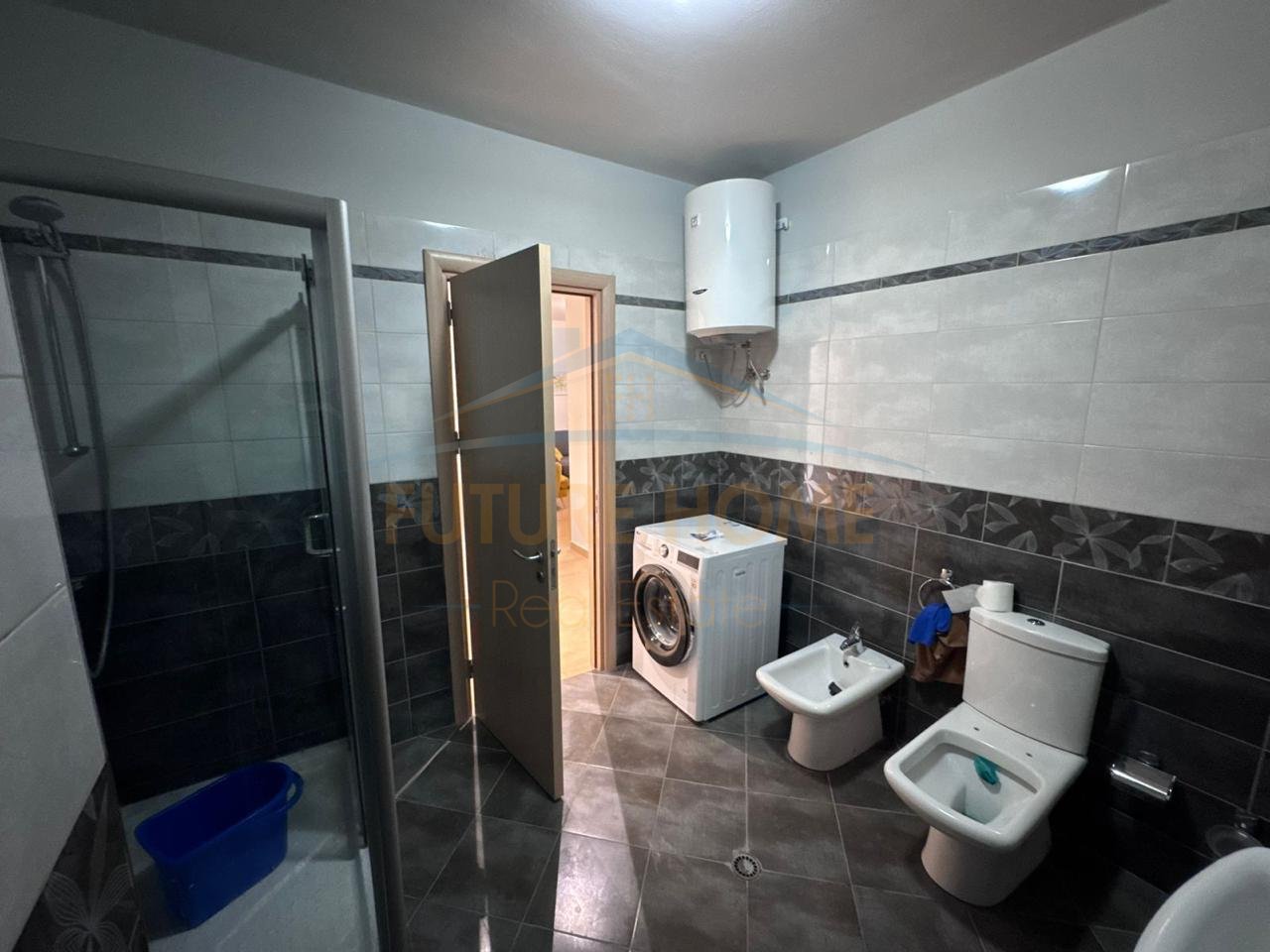Affitto, Appartamento 3+1+2+posto auto, "Via Peti", Tirana