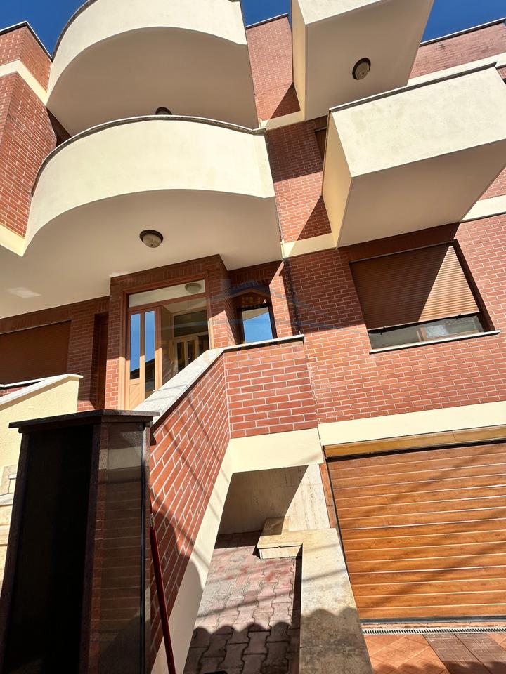 Affitto, villa su 3 piani
