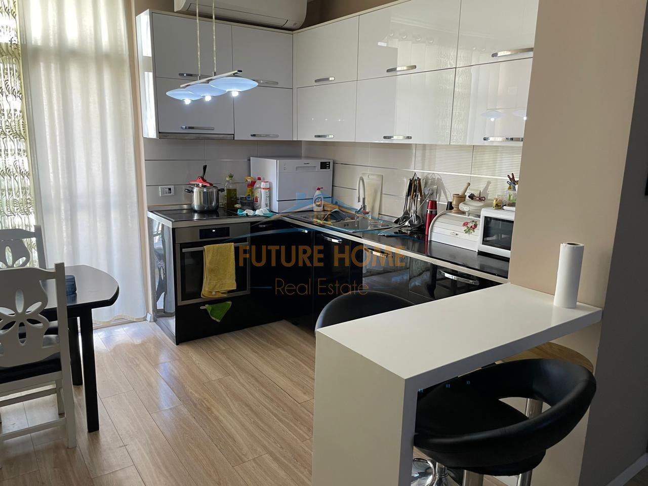 Shitet Apartament 2+1 , Unaza e Re, prane Vila L