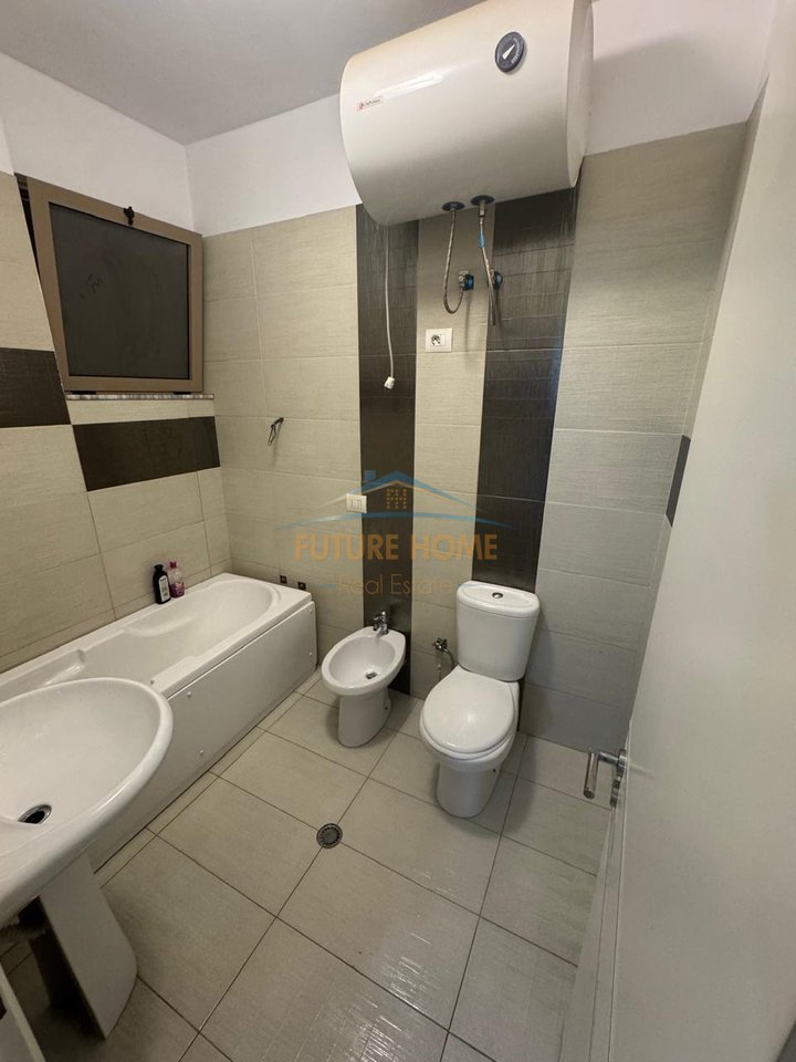 Shitet Apartament 2+1 , Unaza e Re, prane Vila L