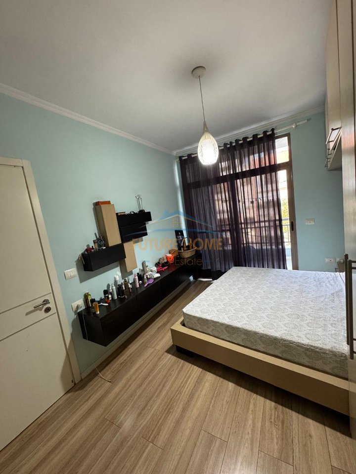 Shitet Apartament 2+1 , Unaza e Re, prane Vila L
