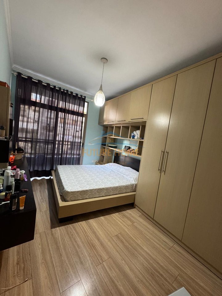 Shitet Apartament 2+1 , Unaza e Re, prane Vila L