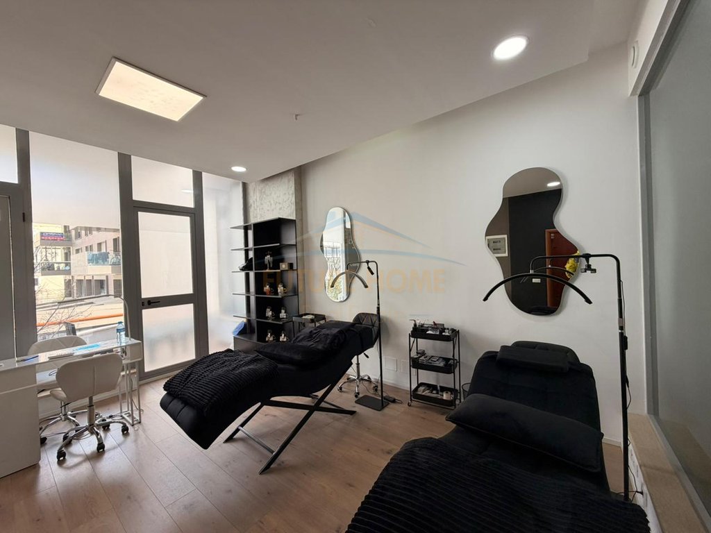 Qera, Ambient Biznesi, Pranë Gjimnazit Petro Nini Luarasi, Tiranë