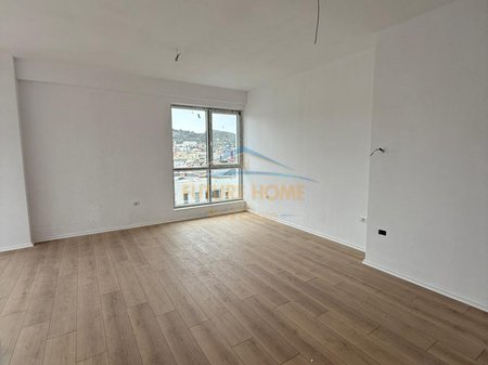 Shitet, Apartament 3+1+2, Komuna e Parisit, Tirane
