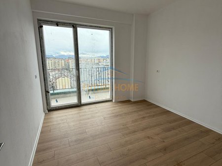 Shitet, Apartament 3+1+2, Komuna e Parisit, Tirane