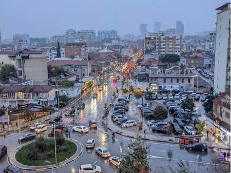 Shitet, Njesi Biznesi , Komuna e Parisit,Tirane.