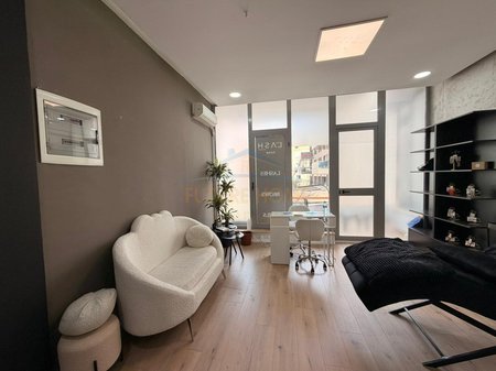 Qera, Ambient Biznesi, Pranë Gjimnazit Petro Nini Luarasi, Tiranë