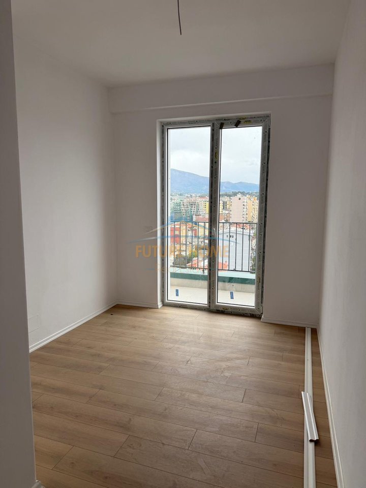 Shitet, Apartament 3+1+2, Komuna e Parisit, Tirane