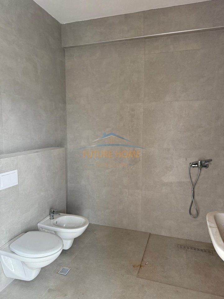 Shitet, Apartament 3+1+2, Komuna e Parisit, Tirane