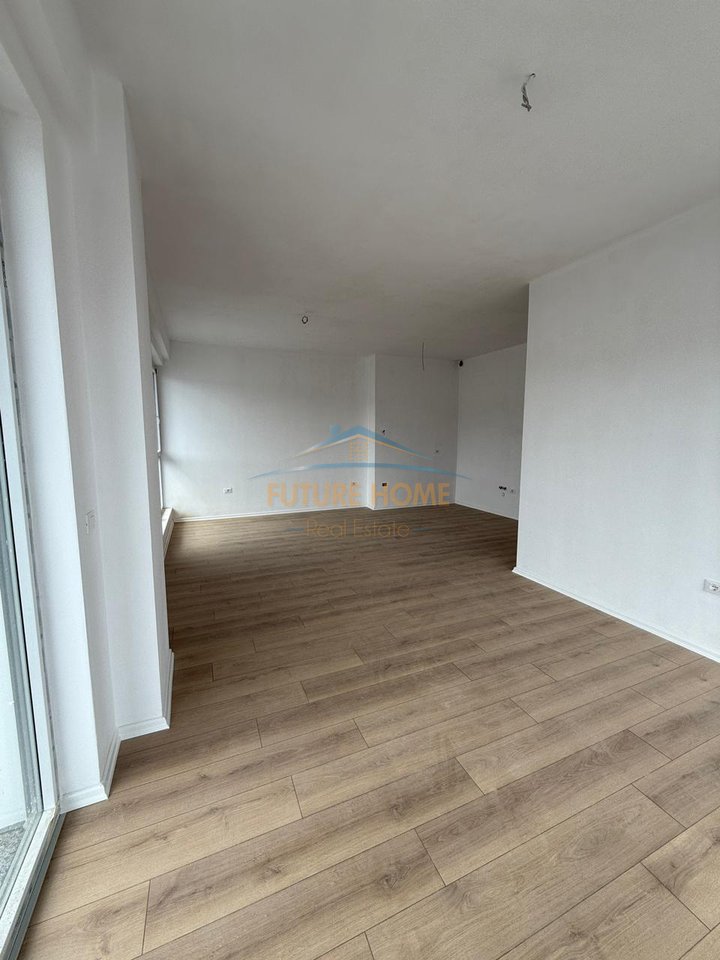 Shitet, Apartament 3+1+2, Komuna e Parisit, Tirane