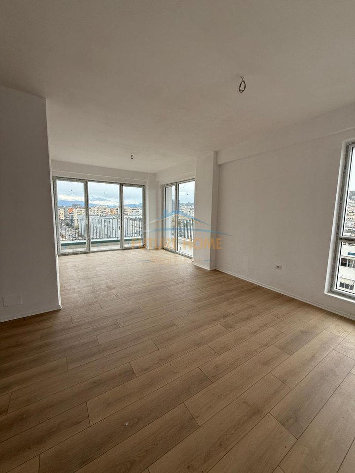 Shitet, Apartament 3+1+2, Komuna e Parisit, Tirane