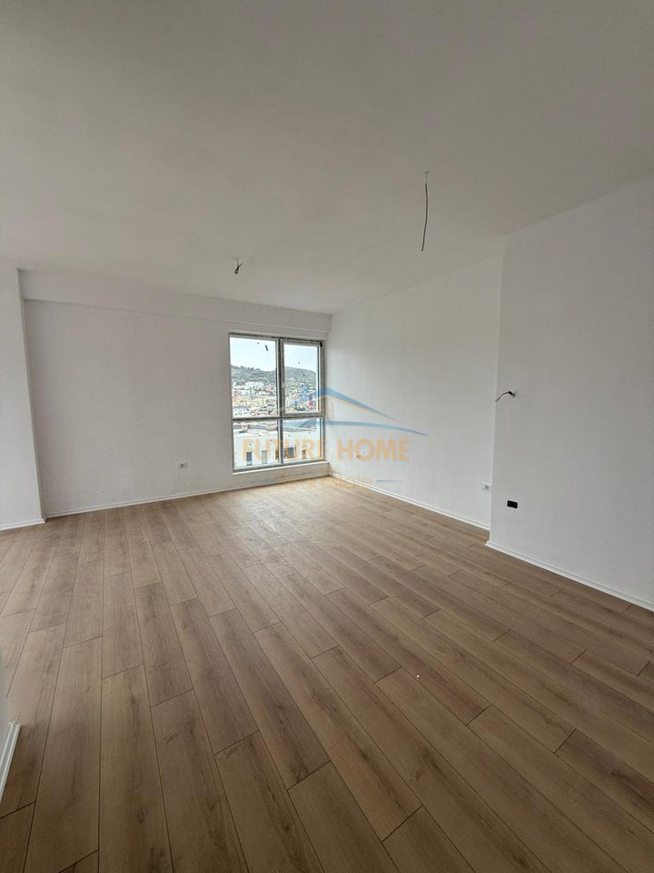 Shitet, Apartament 3+1+2, Komuna e Parisit, Tirane