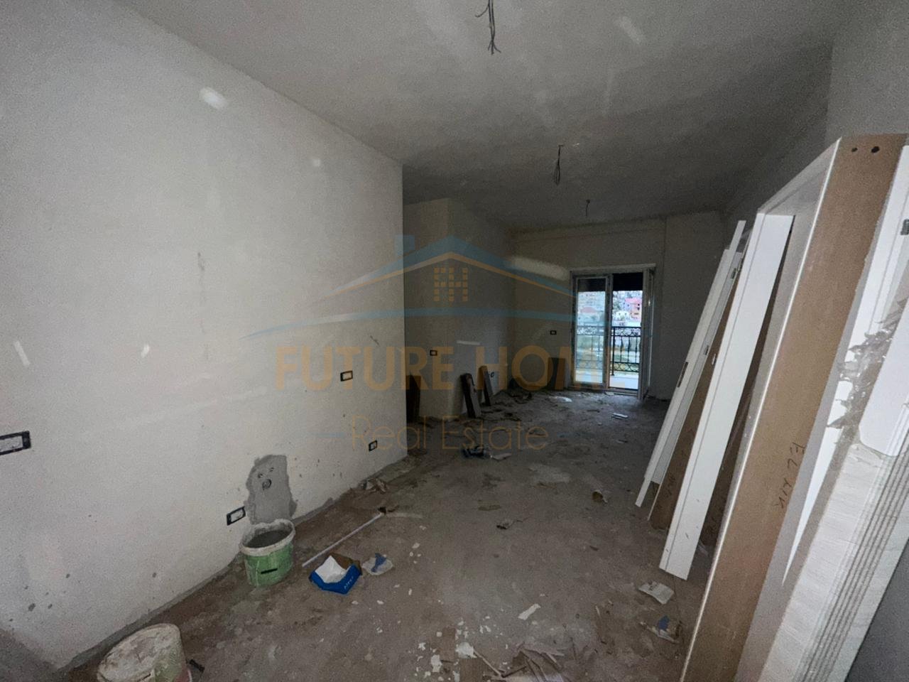 Shitet, Apartament 1+1, Sauk, Tirana Porta e Re, Tiranë.