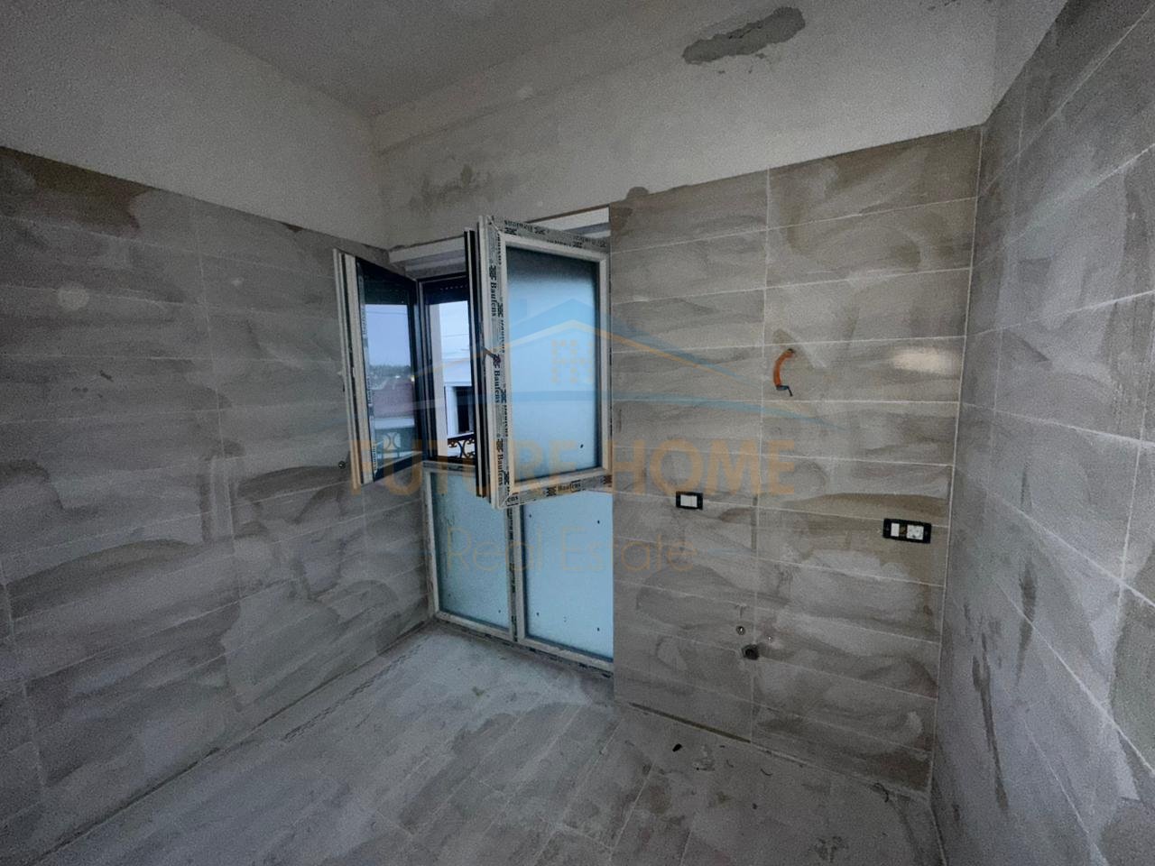 Shitet, Apartament 1+1, Sauk, Tirana Porta e Re, Tiranë.