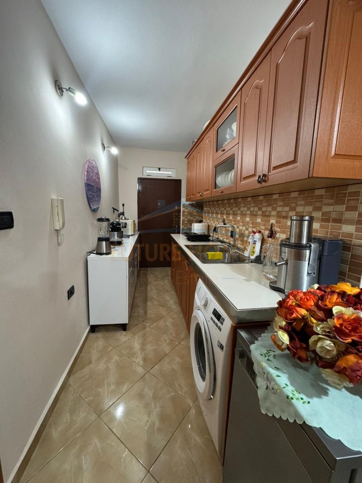 Shitet,Apartament 1+1, Xhamllik