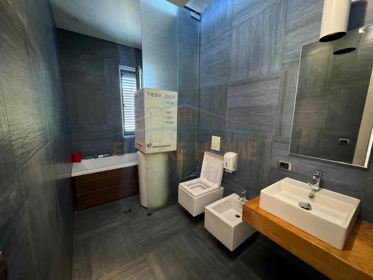 Qera, Apartament 2+1 për Zyra, Blloku, Tiranë.