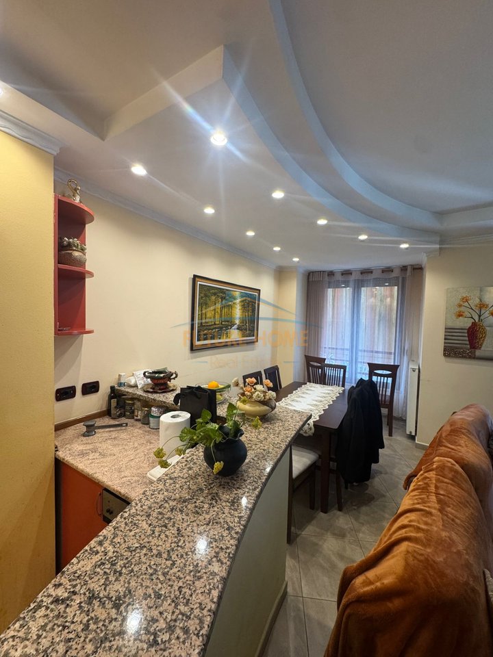 Affitto, Appartamento 3+1+2+Posto Auto, Via Bogdanëve, Tirana