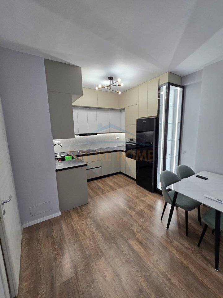 Affitto, Appartamento 1+1+Posto Auto, Complesso E-88, Tirana.