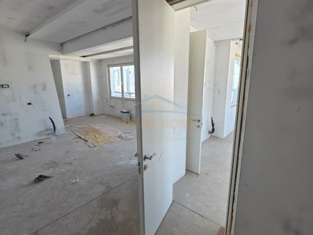 Shitet, Apartament 1+1+2, tek Ish Ekspozita, Tiranë