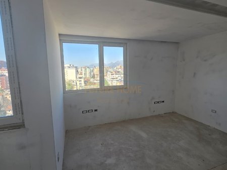 Shitet, Apartament 3+1,Ish Ekspozita, Tiranë