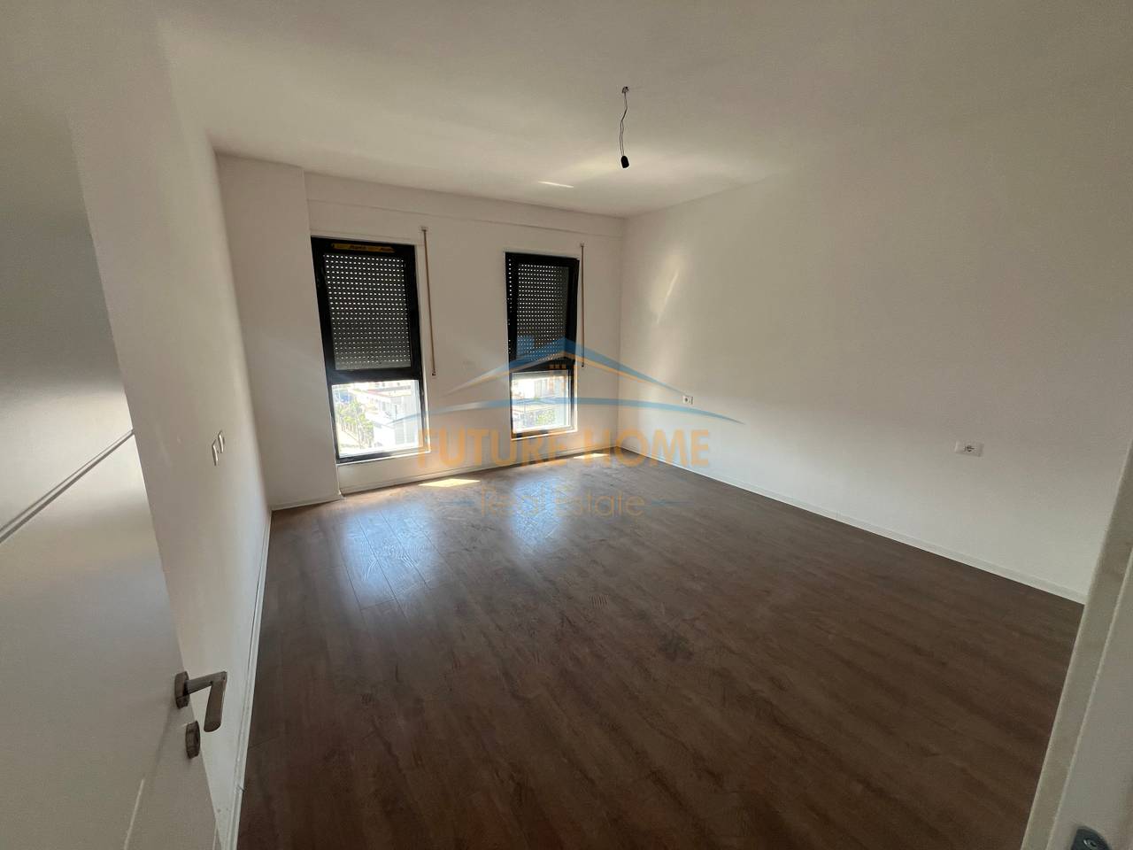 Shitet, Apartament 1+1, -+ Post parkimi,Bulevardi i Ri, Tiranë.