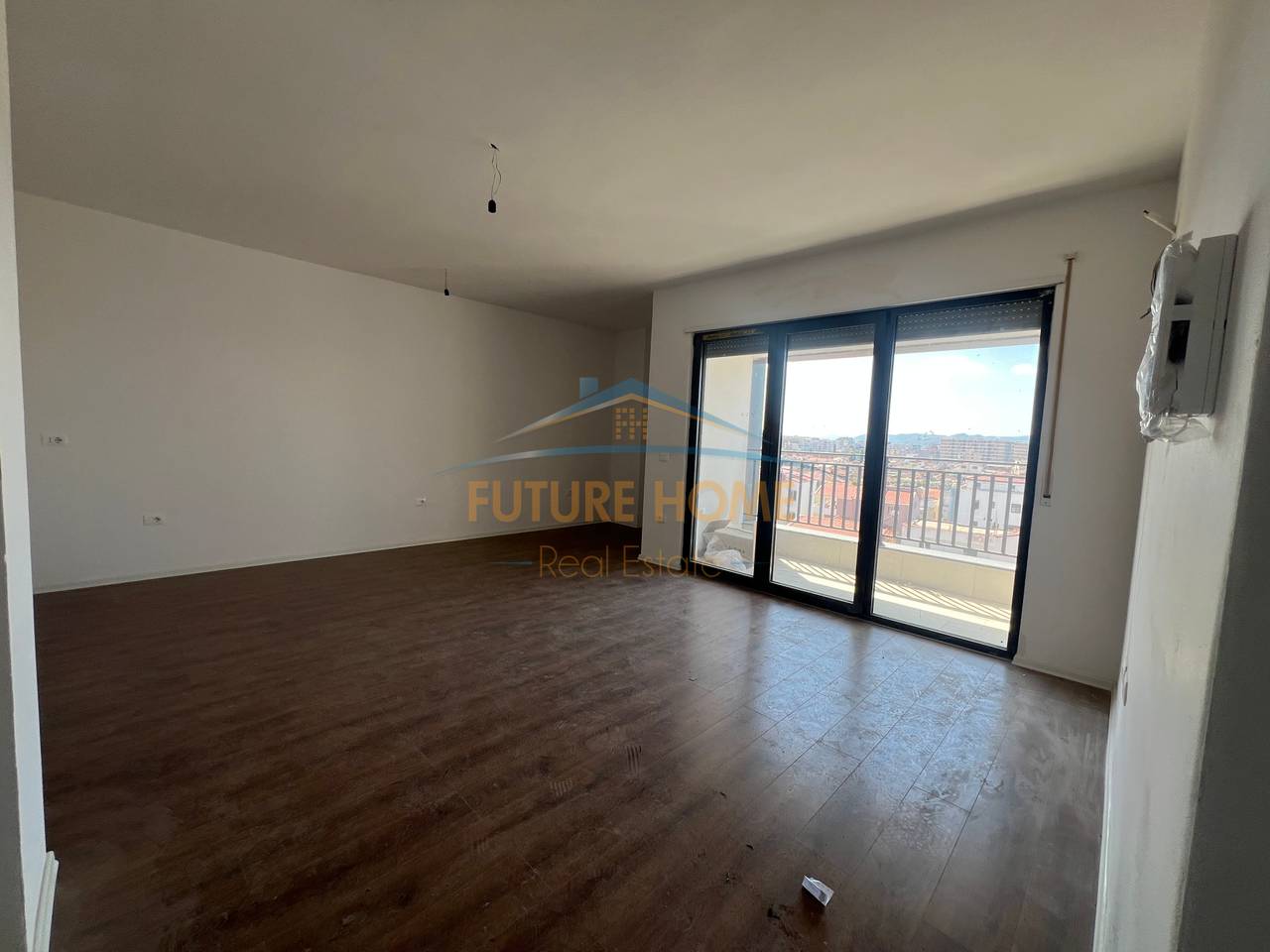 Shitet, Apartament 1+1, -+ Post parkimi,Bulevardi i Ri, Tiranë.