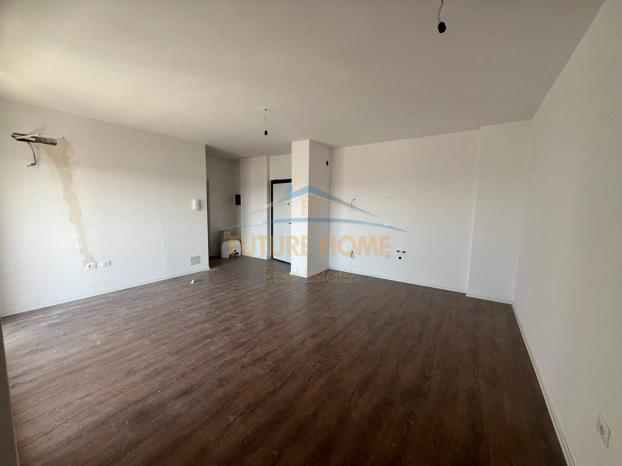 Shitet, Apartament 1+1, -+ Post parkimi,Bulevardi i Ri, Tiranë.