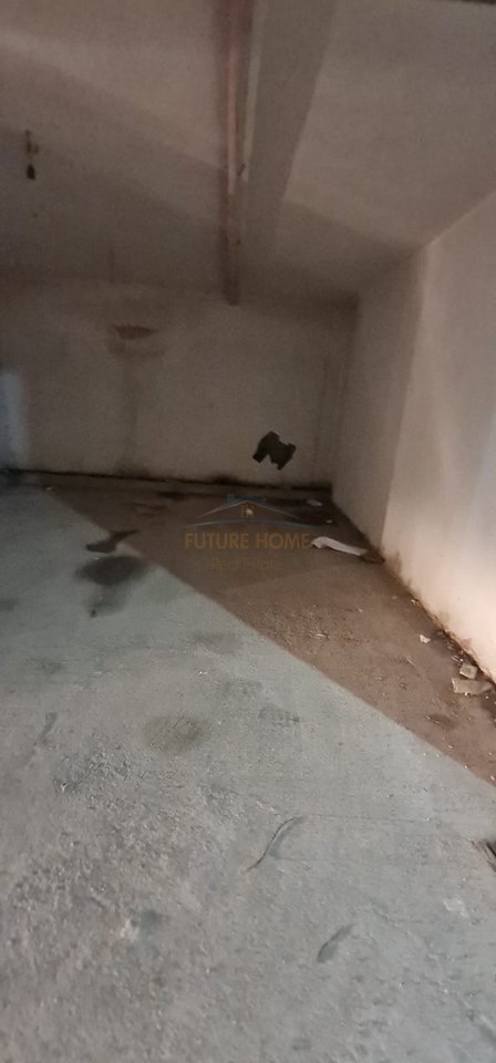 Shitet, Garazh në Linzë, Fresk.