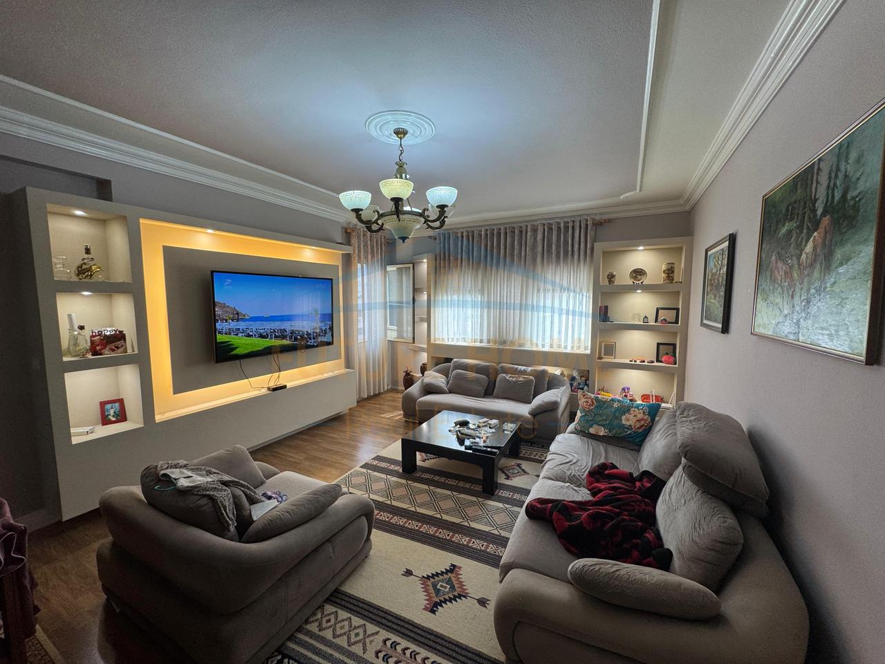 Shitet, Apartament 3+1+2, Unaza e Re