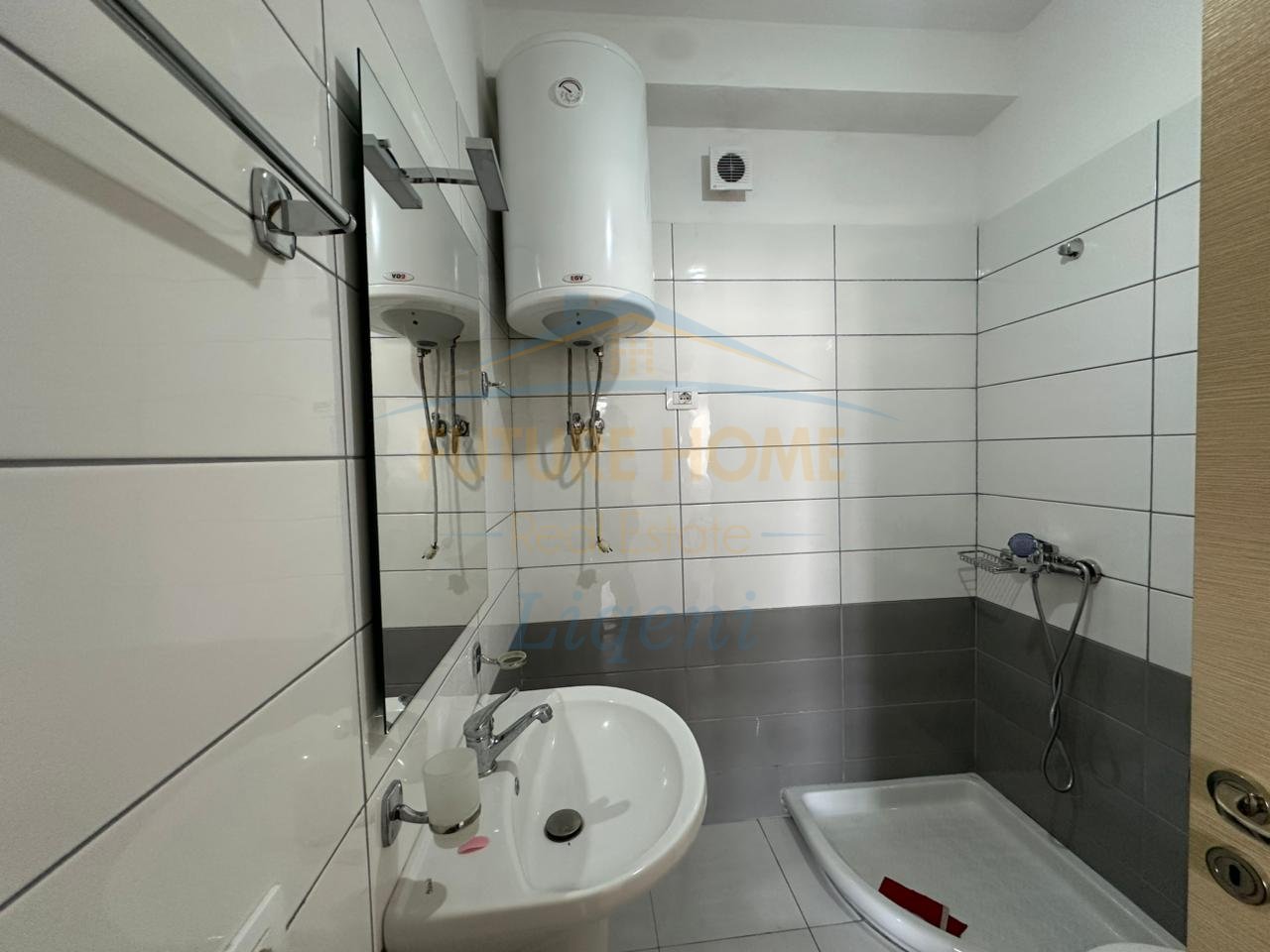Shitet, Apartament 2+1, Kinostudio, Tiranë