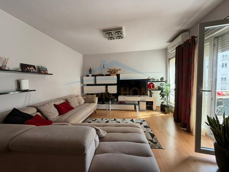 Shitet, Apartament 2+1+2+ Post Parkimi, Rruga Frosina Plaku, Tiranë