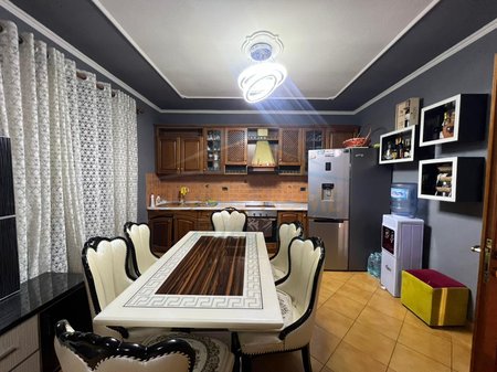 Shitet, Vilë 3-Katëshe, Siri Kodra, Tiranë.