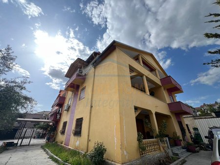 Shitet, Vilë 3-Katëshe, Siri Kodra, Tiranë.