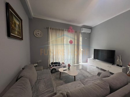 Shitet, Apartament 2+1, Fresku, Tiranë.