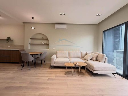 Shitet, Apartament 1+1, Rruga e Barrikadave, Tiranë.