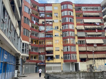 Shitet, Apartament 1+1, Unaza e re, Tiranë.