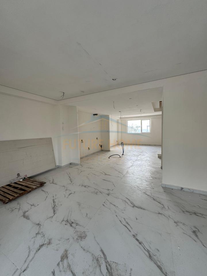 Shitet, Duplex , Fresk , Tiranë