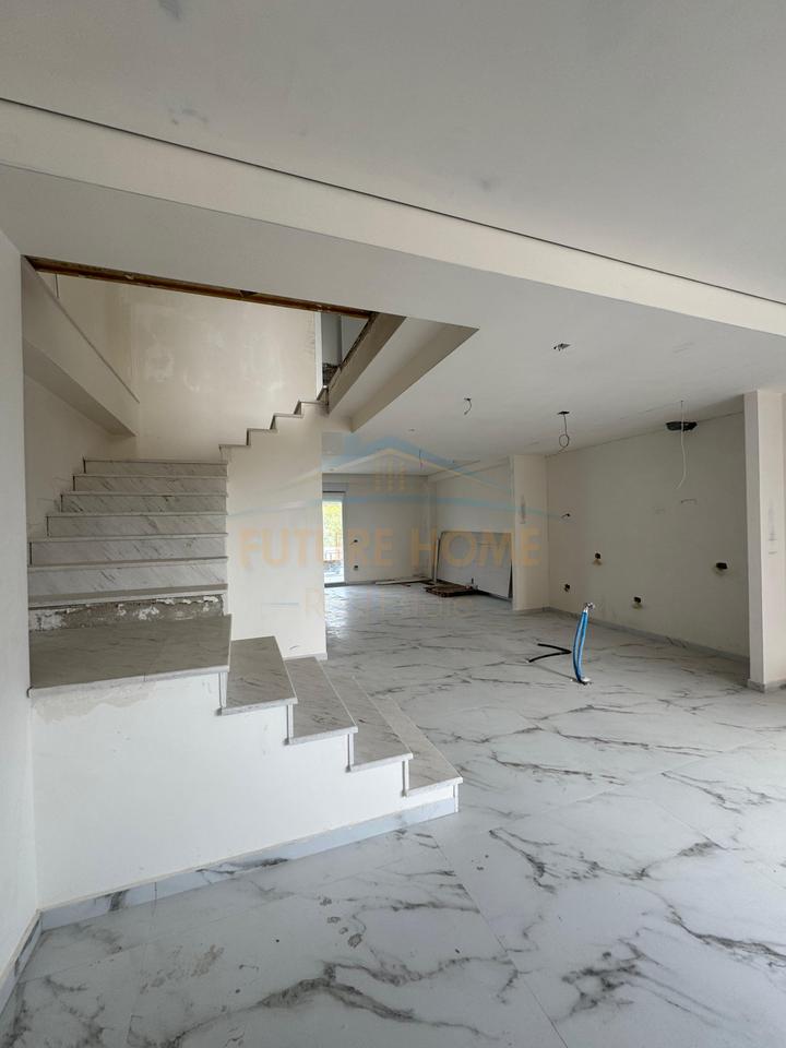 Shitet, Duplex , Fresk , Tiranë