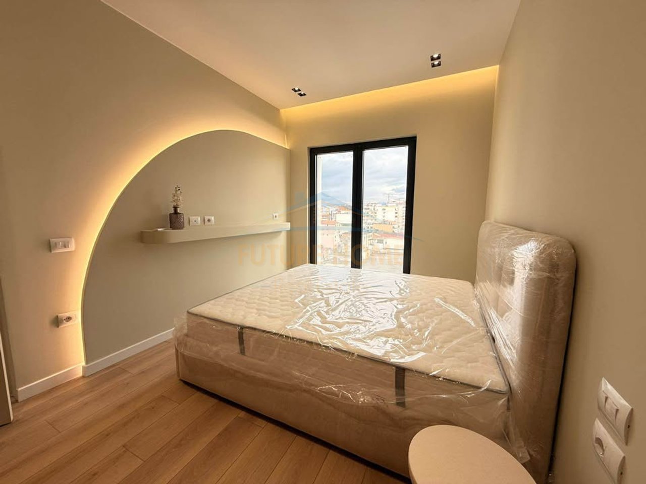 Shitet, Apartament 1+1, Rruga e Barrikadave, Tiranë.