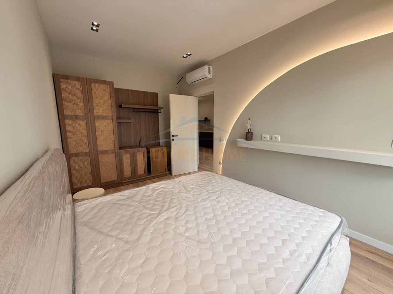 Shitet, Apartament 1+1, Rruga e Barrikadave, Tiranë.