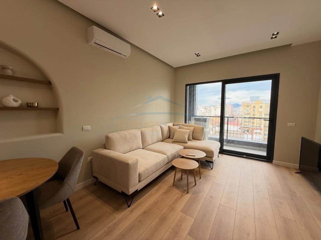 Shitet, Apartament 1+1, Rruga e Barrikadave, Tiranë.