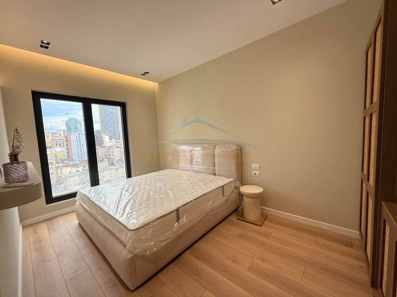 Shitet, Apartament 1+1, Rruga e Barrikadave, Tiranë.